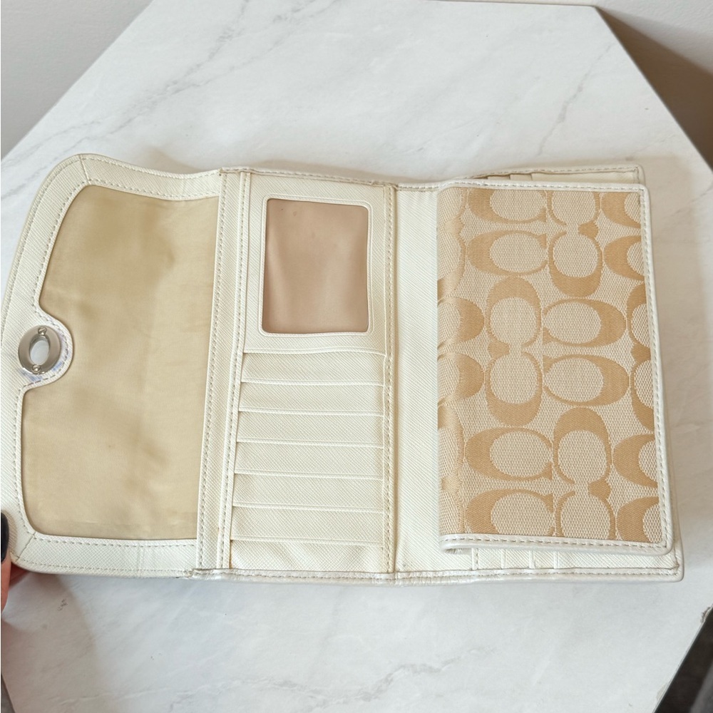🔥Coach Tan and White Women's Clutch🔥 - Picture 4 of 6